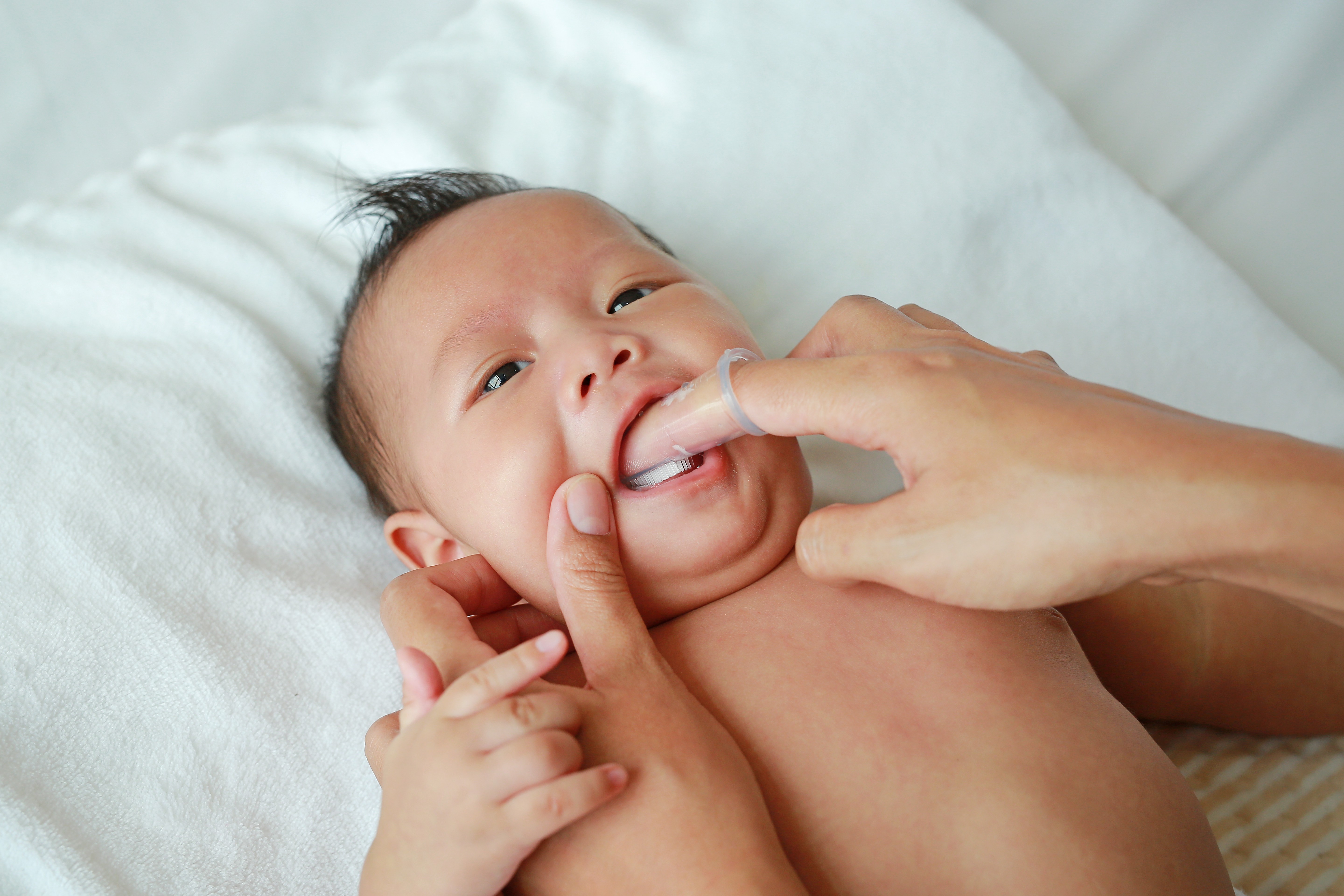 lidah putih bayi, membersihkan lidah bayi, oral thrush bayi, perawatan mulut bayi, sisa susu bayi, Bunda, si Kecil